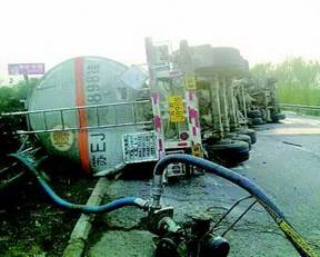 ECH罐車側翻，濟多個路口封閉(圖)